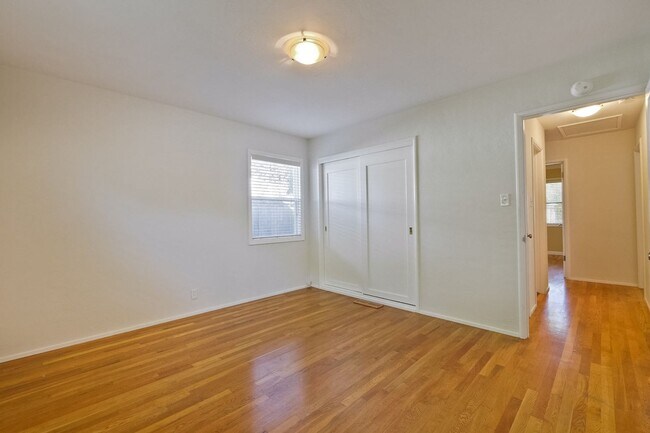 Building Photo - Awesome Home Located in a Quiet Tree Line ...