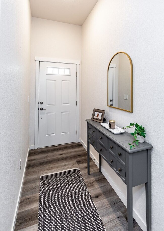 Building Photo - Fully Furnished 3 Bedroom 2.5 Bath Luxury Townhome by Garden of the Gods