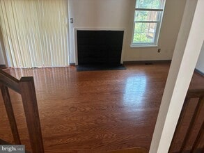 Building Photo - 8265 Londonderry Ct