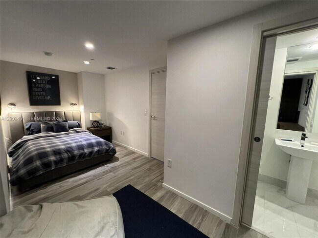 Building Photo - 801 S Miami Ave