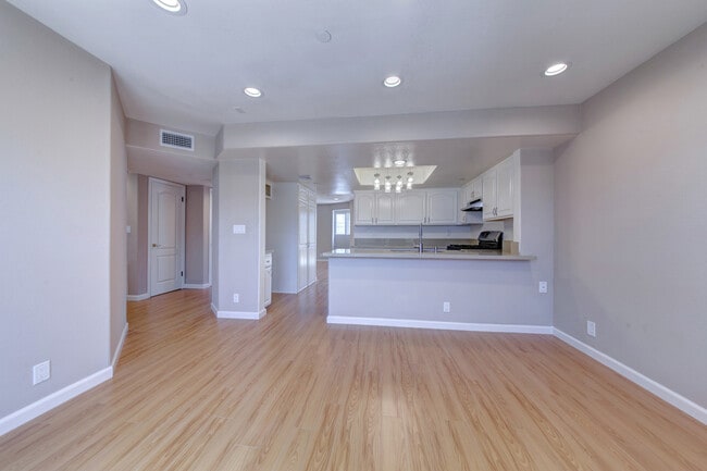 Building Photo - 604 W Wilson Ave