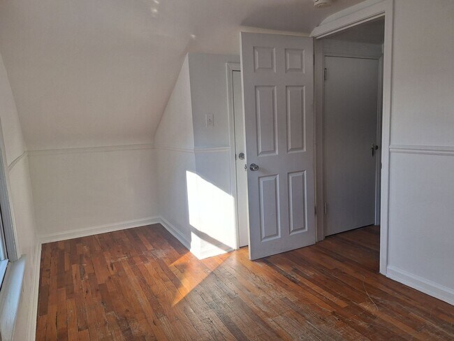 Building Photo - Harper Woods bungalow