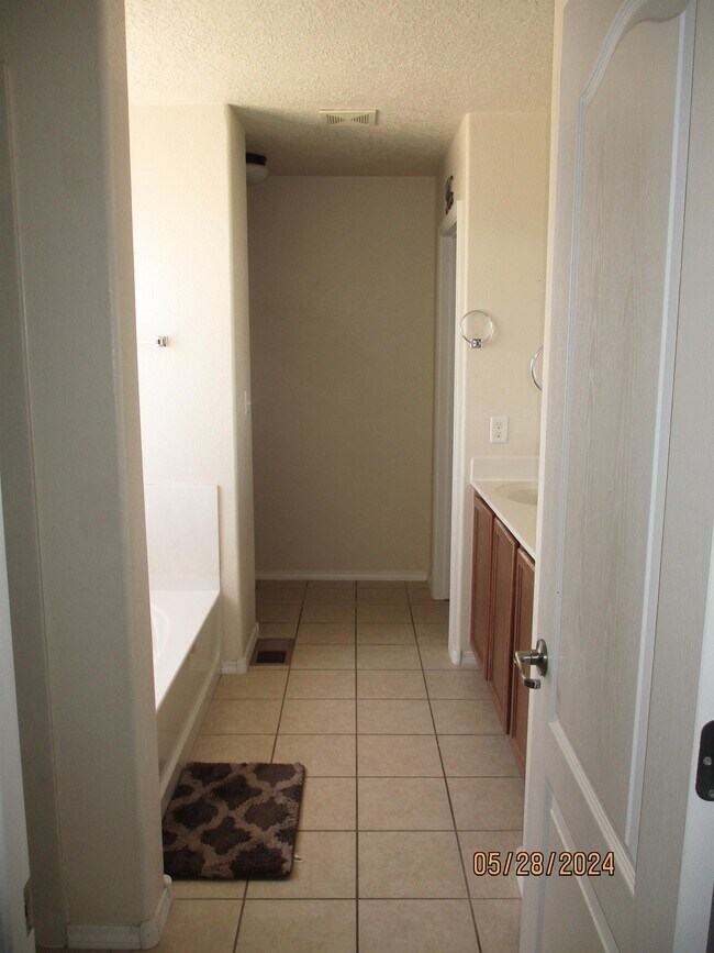 Building Photo - 2432 Violeta Cir SE