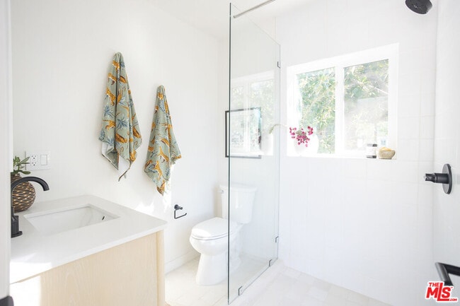 Building Photo - 2210-2214 Echo Park Ave