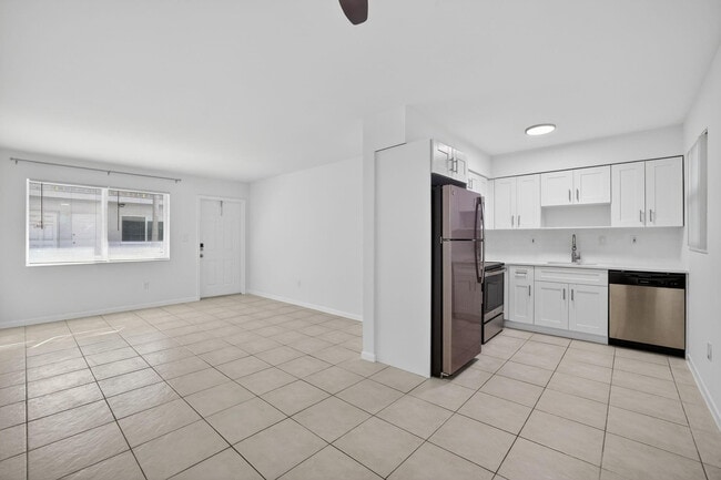 Building Photo - 1821 Middle River Dr