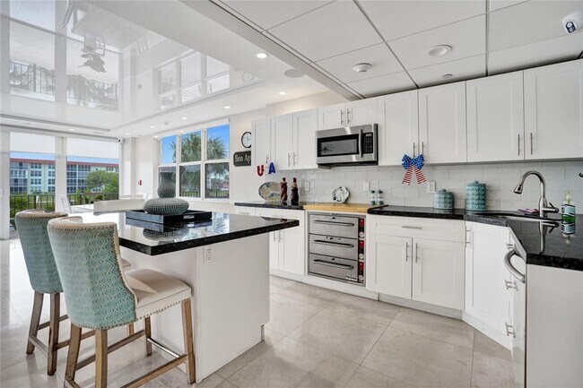 Building Photo - 1150 Hillsboro Mile Unit 1016