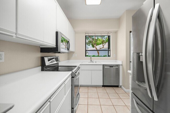 Building Photo - Beautiful single level condo, lower level ...