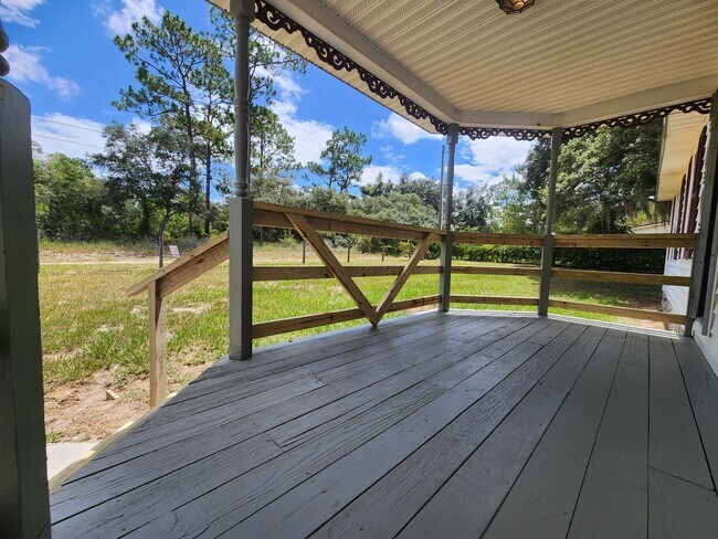 Building Photo - 3 bed, 2 bath on 1/3 Acre of FENCED land.