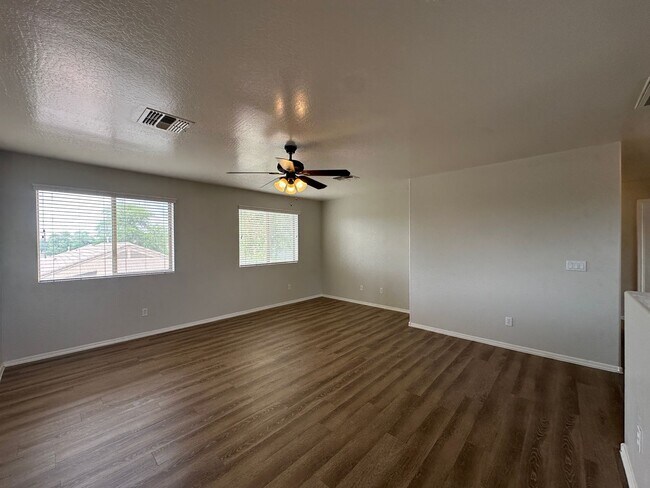 Building Photo - Promotion!  4 Bed 2.5 Bath Home with Split...