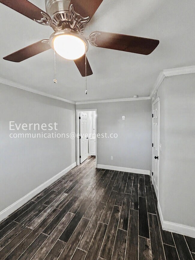 Building Photo - 1885 Shore Acres Blvd NE