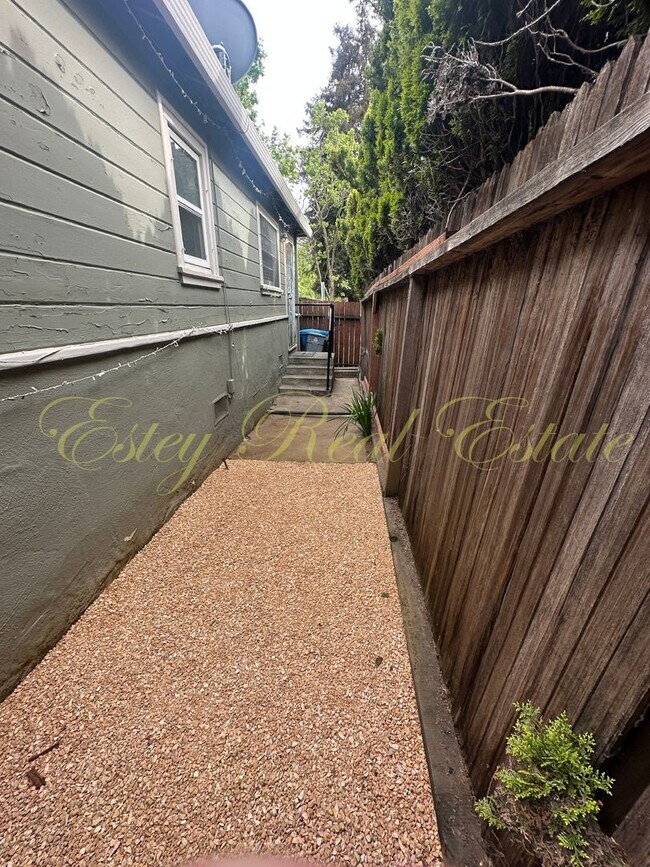 Building Photo - Mariposa Duplex