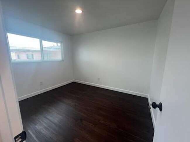 Building Photo - Imperial Beach - Newly Renovated Bungalow