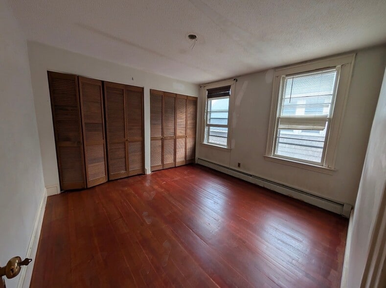 Building Photo - 128 Grand St