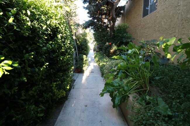Building Photo - Townhome for Lease in Desirable Encino!
