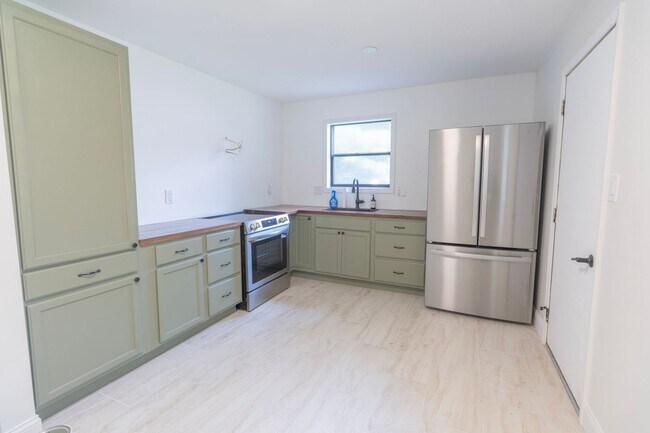 Building Photo - Beautifully Updated 3BR Home w/ Bonus Room, Fenced Yard & Garage