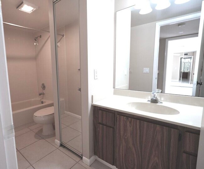 Building Photo - 1008 10th Ct