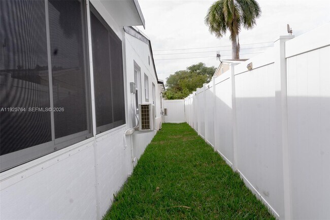 Building Photo - 5464 NE 3rd Ave