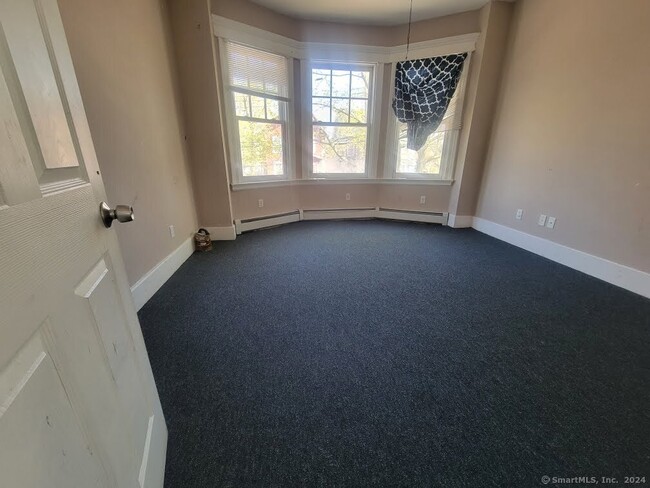 Building Photo - 572 Elm St