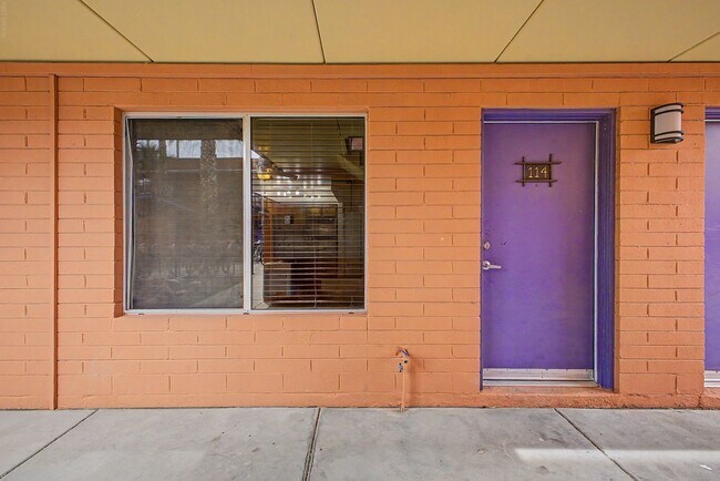 Building Photo - University/ Downtown- 1 bedroom first floor condo