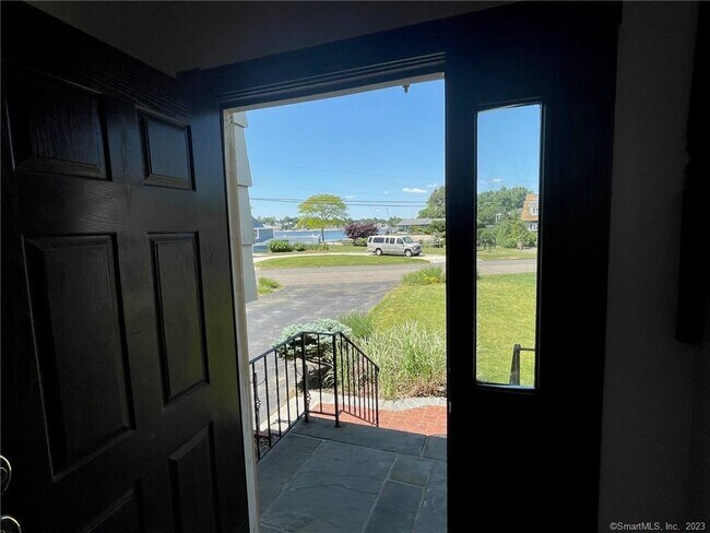 Building Photo - 98 Soundview Dr