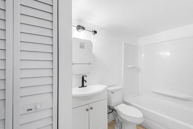 Building Photo - ST PETE APARTMENT FOR RENT!!