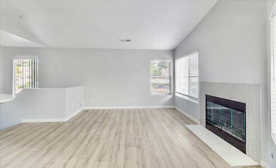 Building Photo - 400 Sanibelle Cir