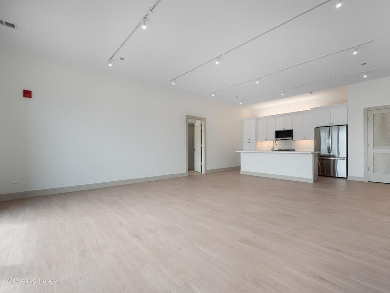 Building Photo - 3202 N Racine Ave