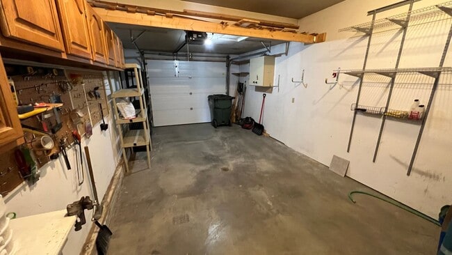 Building Photo - Lovely 2 Bedroom Townhouse Condo W/Garage - Corner Lot - Call Today!