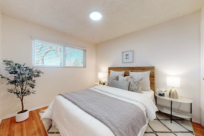 Building Photo - **Great Home** 3 Bed | 2 Bath | NE Heights | Quiet Neighborhood, Prime Location