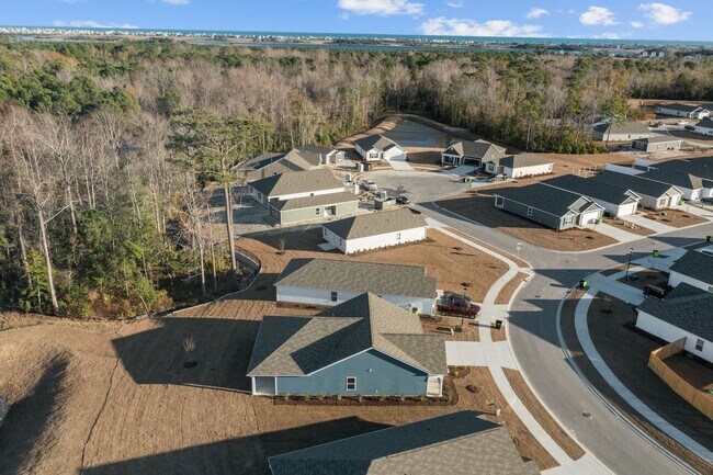 Building Photo - 4 bedroom Home in WATERSIDE!