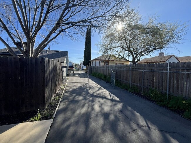 Building Photo - SAC T 2569