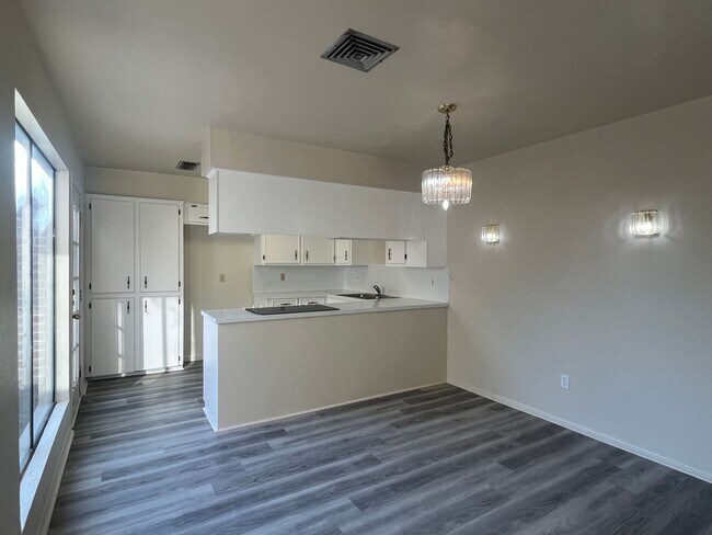 Building Photo - SPACIOUS SOUTHSIDE DUPLEX!