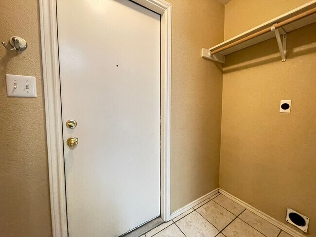 Building Photo - 2507 Westwood Dr