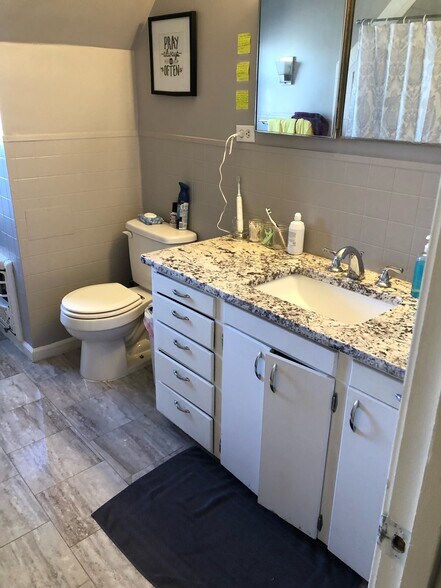 upstairs bathroom - 1816 W Arrowhead Plz