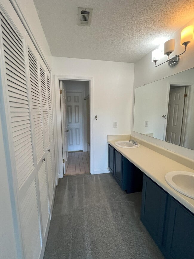 Building Photo - 108 Southlake Ct