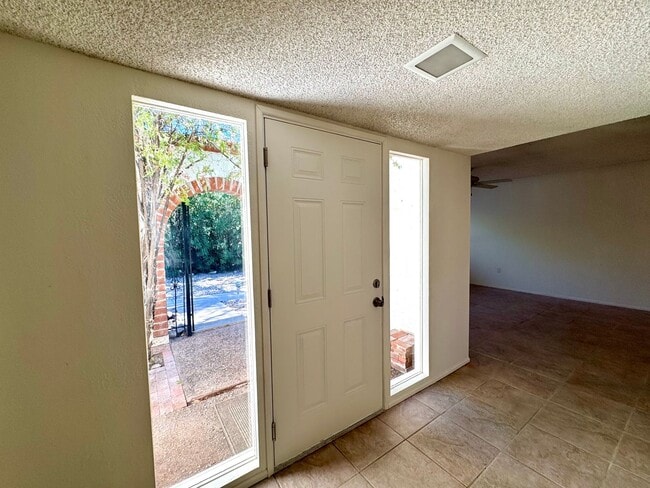 Building Photo - Eastside Townhome
