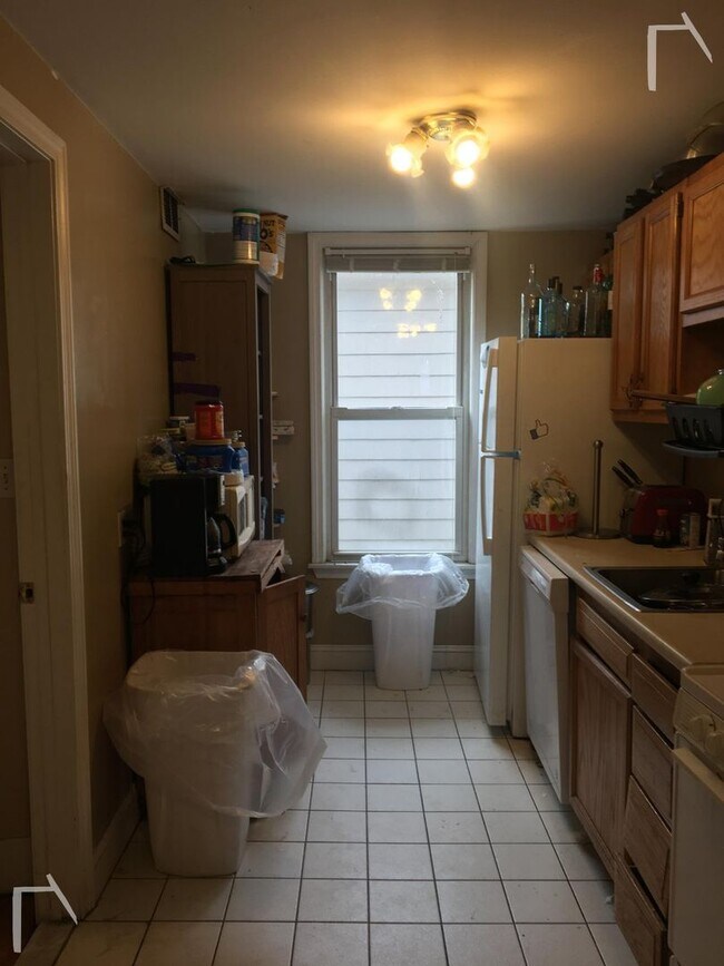 Building Photo - No Brokers Fee, Large Unit Walking Distance to BU. Large Deck, Laundry, Eat-in Kitchen, Lots of S...