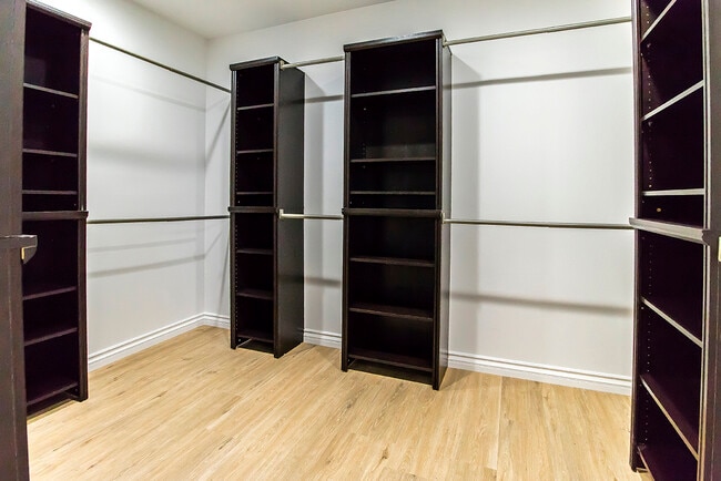 Building Photo - 621 N Bedford Dr