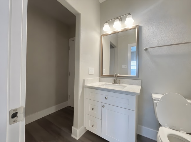 Building Photo - 201 Fairway Dr