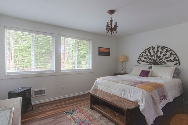 Building Photo - 1205 NW Crosby Ave