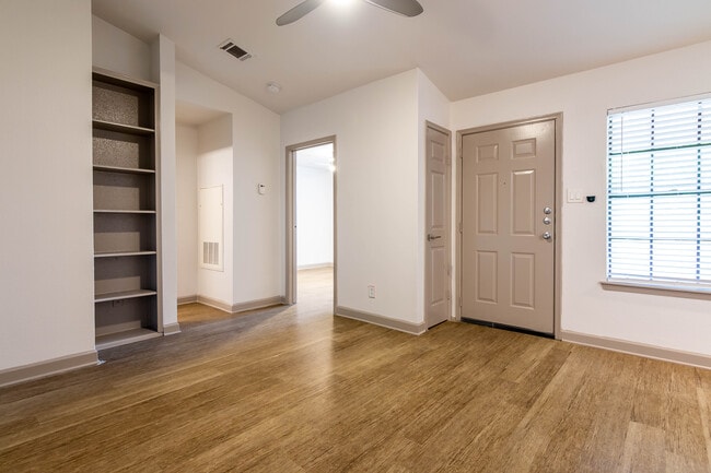 Building Photo - Tramor at Oak Bend