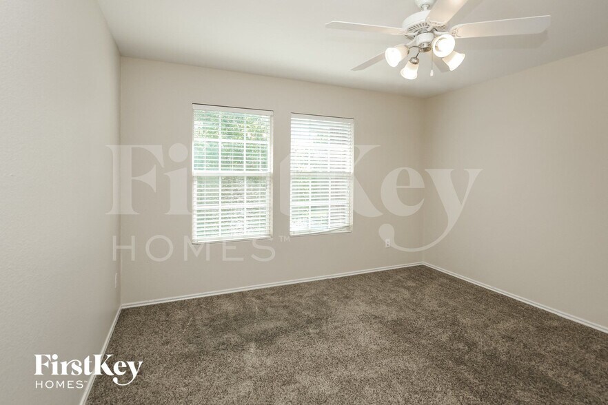 Building Photo - 852 Cats Eye Dr