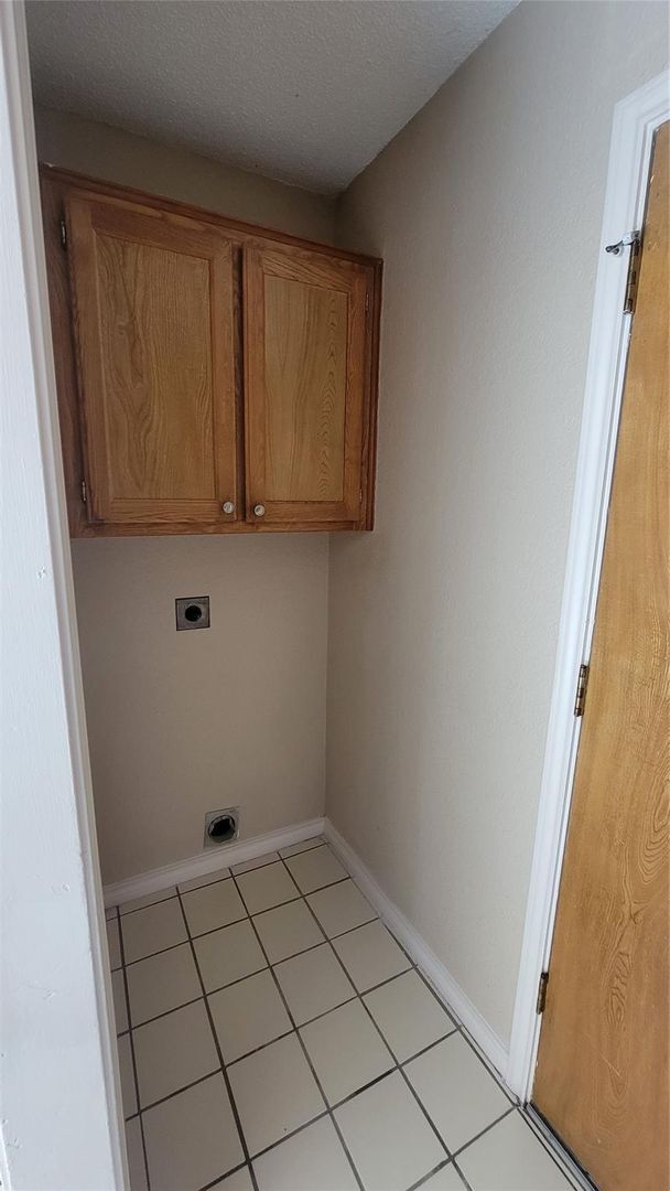 Building Photo - Discover this inviting 3 bedroom, 2 bathroom rental nestled in Cleburne, Texas, offering a spacio...