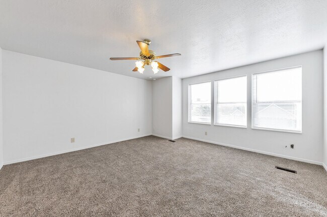 Building Photo - 2 Story Pet Friendly Duplex - 3 Bed - 2.5 Bath - Available on June 3rd!