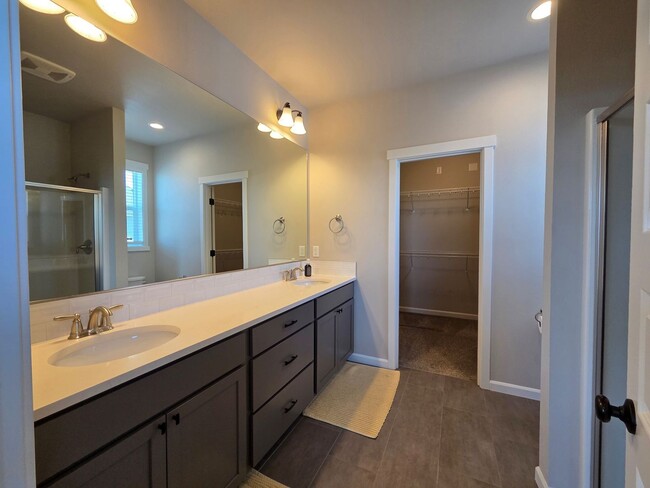 Building Photo - Newer 3-Bed, 2-Bath home in Quincy, WA!