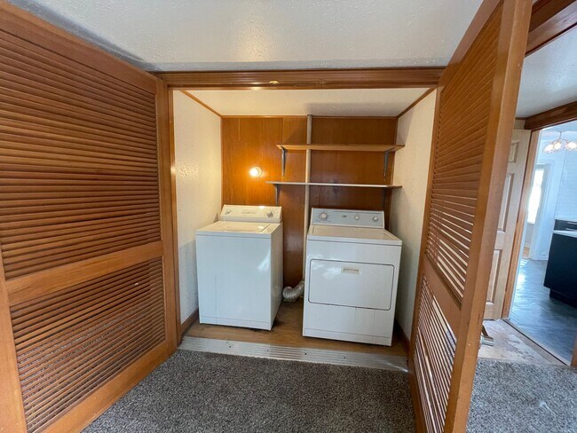 Building Photo - Cute Classic 1950s 2 Bd 1 Ba House + Bonus Room w/ Washer & Dryer, AC and Fenced Spacious Yard!