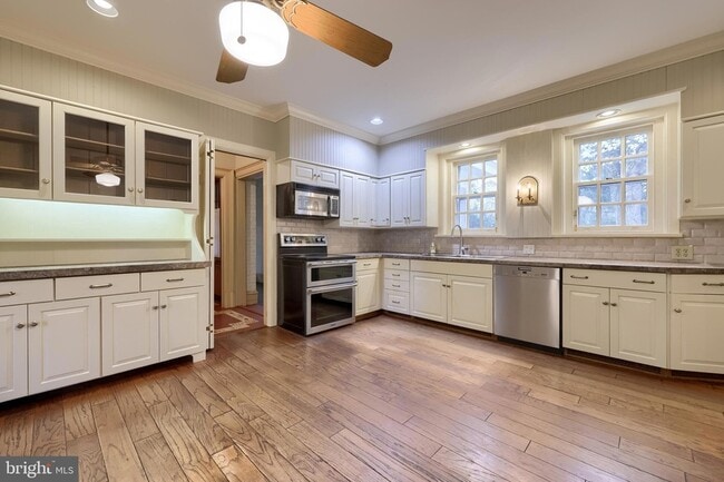 Building Photo - 226 E Caracas Ave