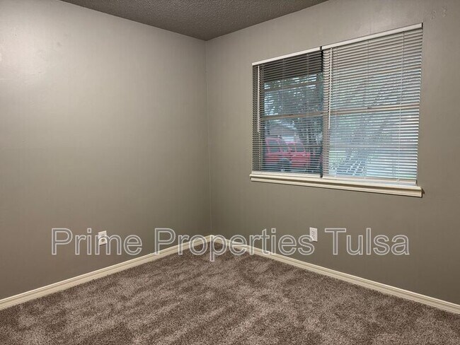 Building Photo - 10853 E 33rd Pl