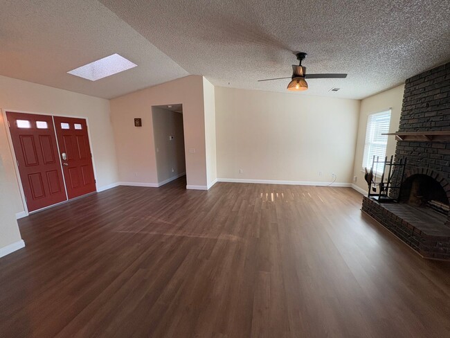 Building Photo - Lemoore Home Available Now!