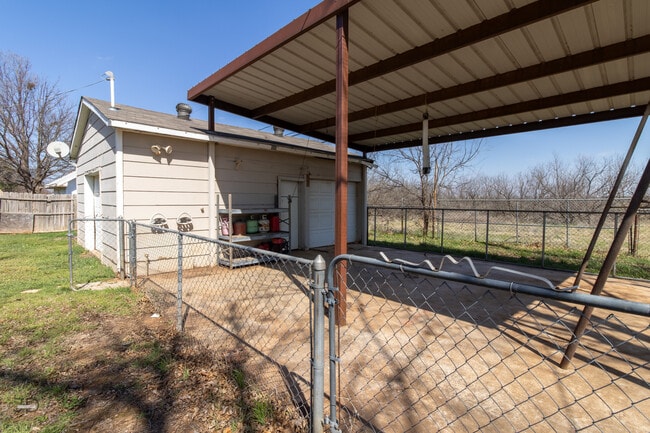 Building Photo - 2913 S Bandera Dr